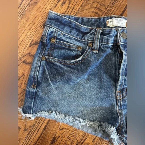 Free People Blue Denim Women Shorts 100% cotton mini with frayed edges size 25 - Picture 2 of 5